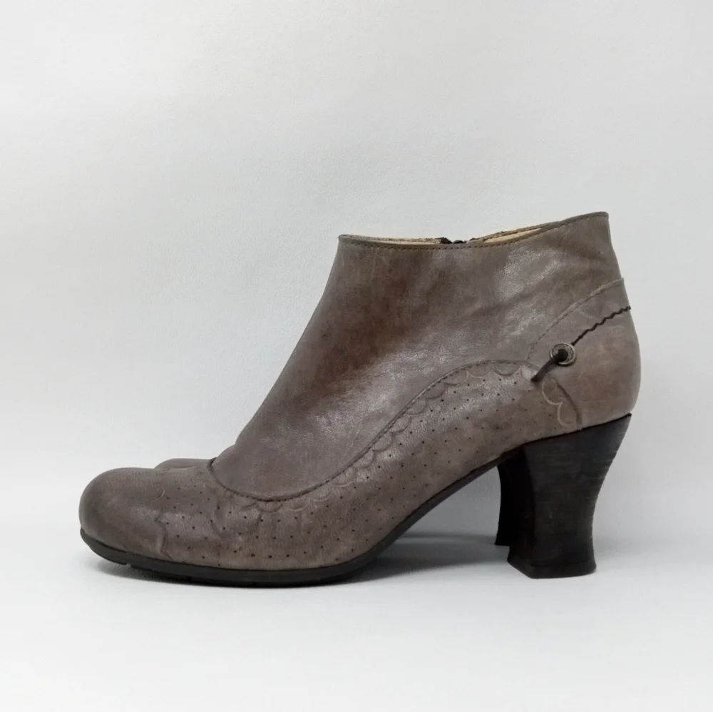 GOLD BUTTON Gray Leather Wingtip detail Heeled Boots, Women's Size EU 37